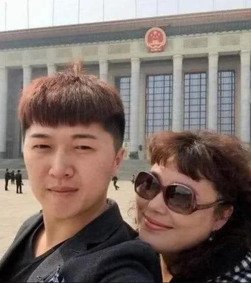 李菁菁助理里昂爆料视频,揭秘娱乐圈幕后真相  第1张